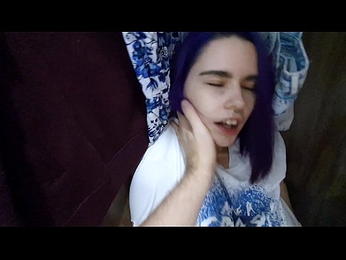 ❤️ 在衣柜里发现我的妹妹并帮助她射精 ❌ Porno❤