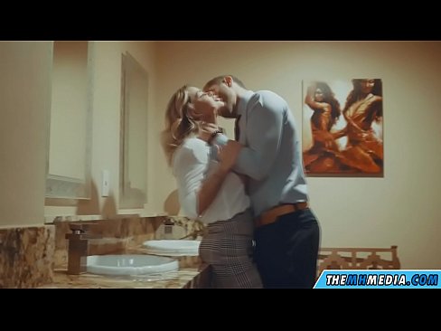 ❤️ 当一个胸大无脑的金发女郎在公共厕所里勾引你时 ❌ Porno❤